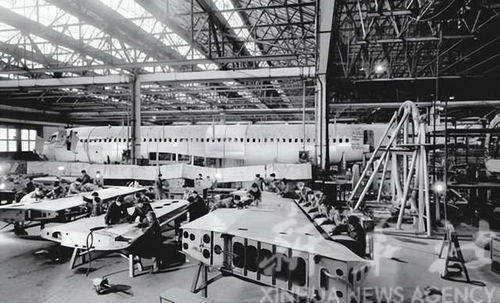 我國運(yùn)10客機(jī)八十年代老照片